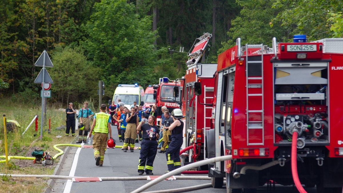 Am Mittwoch gerieten auf einem Berg nördlich von Steinach (Landkreis Sonneberg) ein Bagger und ein Rückemaschine bei Holzarbeiten in Brand.