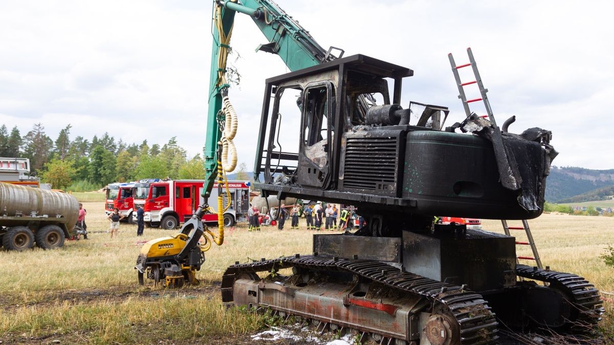 Bei einem weiteren Brand im Landkreis Sonneberg brannte zudem nahe Meschenbach eine Holzerntemaschine am Waldrand ab. Beim Verlassen des Waldes hatte der Fahrer den Brand an der Maschine bemerkt. Es entstanden mehrere 100.000 Euro Schaden. Verletzt wurde niemand und ein Übergreifen des Feuers auf den Wald konnte verhindert werden.