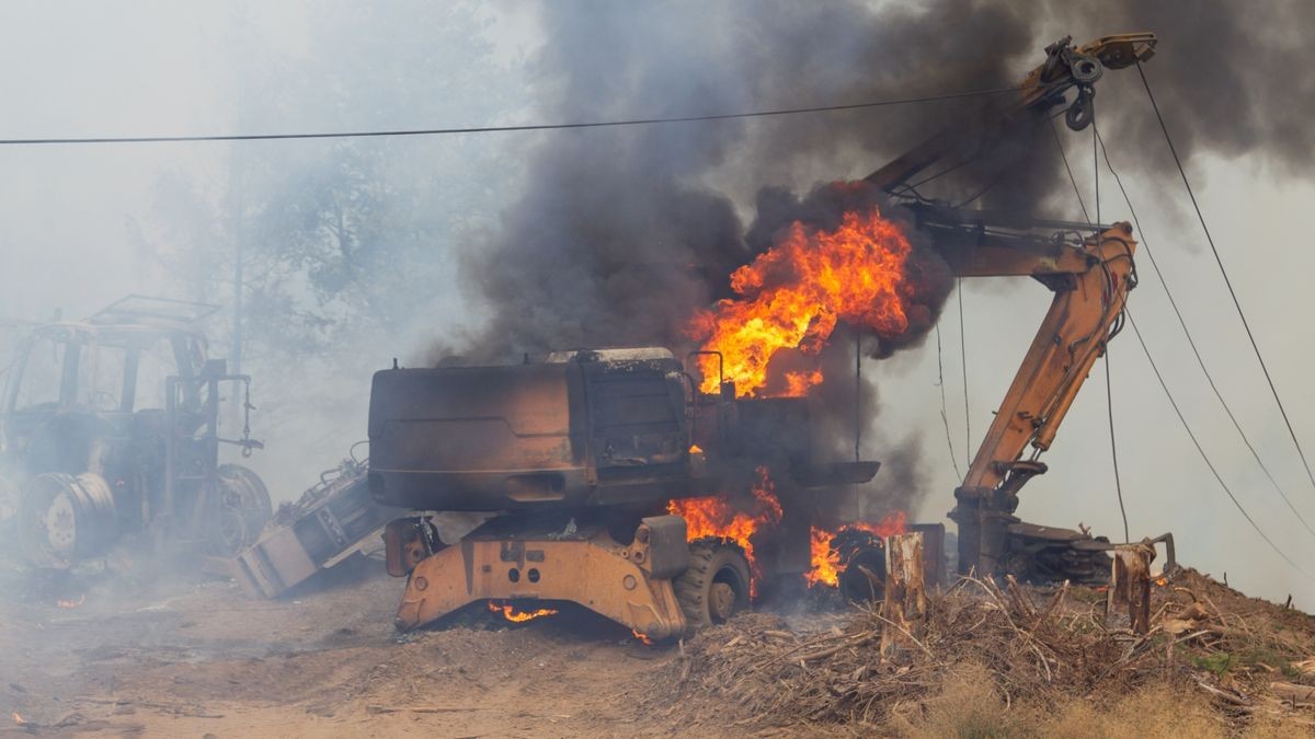 Am Mittwoch gerieten auf einem Berg nördlich von Steinach (Landkreis Sonneberg) ein Bagger und ein Rückemaschine bei Holzarbeiten in Brand.