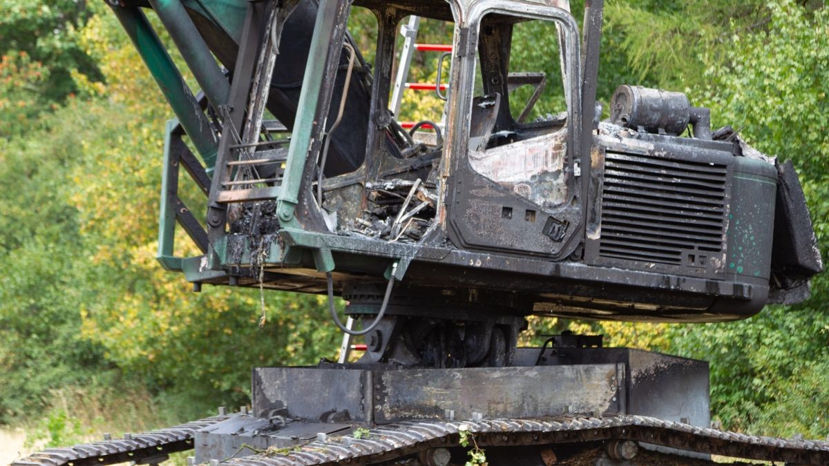 Bei einem weiteren Brand im Landkreis Sonneberg brannte zudem nahe Meschenbach eine Holzerntemaschine am Waldrand ab. Beim Verlassen des Waldes hatte der Fahrer den Brand an der Maschine bemerkt. Es entstanden mehrere 100.000 Euro Schaden. Verletzt wurde niemand und ein Übergreifen des Feuers auf den Wald konnte verhindert werden.