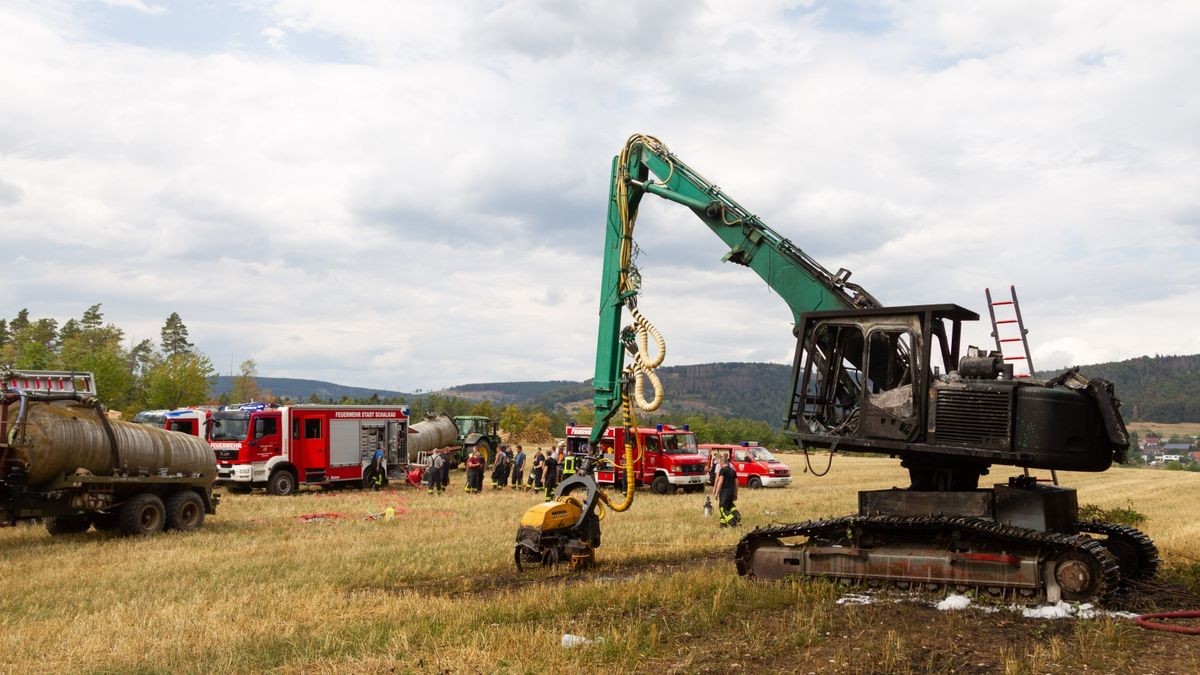 Bei einem weiteren Brand im Landkreis Sonneberg brannte zudem nahe Meschenbach eine Holzerntemaschine am Waldrand ab. Beim Verlassen des Waldes hatte der Fahrer den Brand an der Maschine bemerkt. Es entstanden mehrere 100.000 Euro Schaden. Verletzt wurde niemand und ein Übergreifen des Feuers auf den Wald konnte verhindert werden.