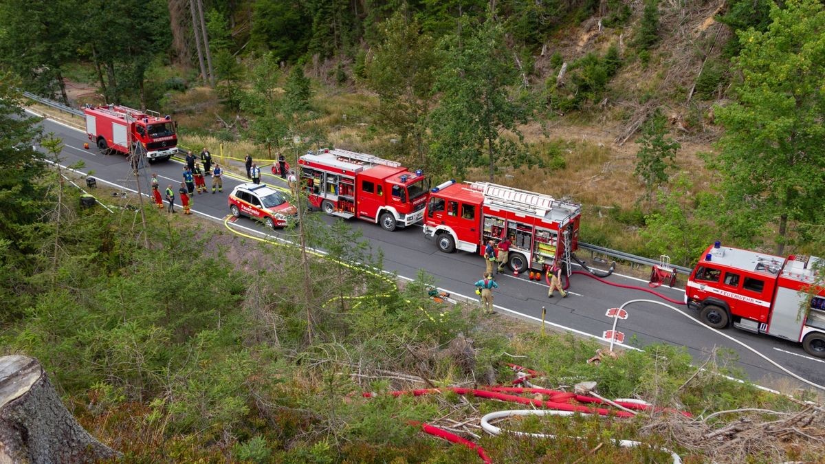 Am Mittwoch gerieten auf einem Berg nördlich von Steinach (Landkreis Sonneberg) ein Bagger und ein Rückemaschine bei Holzarbeiten in Brand.