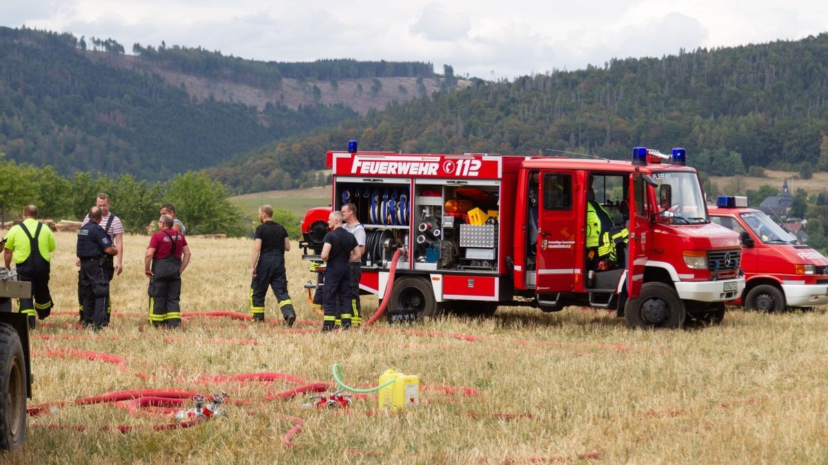 Bei einem weiteren Brand im Landkreis Sonneberg brannte zudem nahe Meschenbach eine Holzerntemaschine am Waldrand ab. Beim Verlassen des Waldes hatte der Fahrer den Brand an der Maschine bemerkt. Es entstanden mehrere 100.000 Euro Schaden. Verletzt wurde niemand und ein Übergreifen des Feuers auf den Wald konnte verhindert werden.