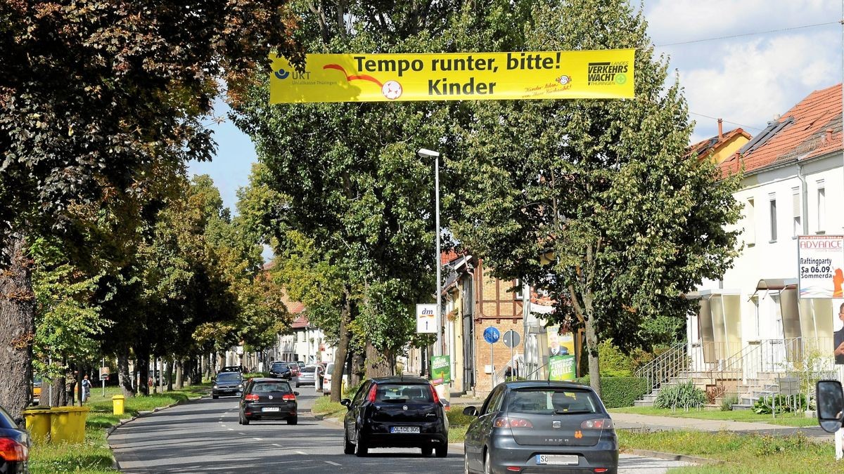 In der Erfuter Straße in Sömmerda wurde das Transparent der Kreisverkehrswacht an traditioneller Stelle angebracht.