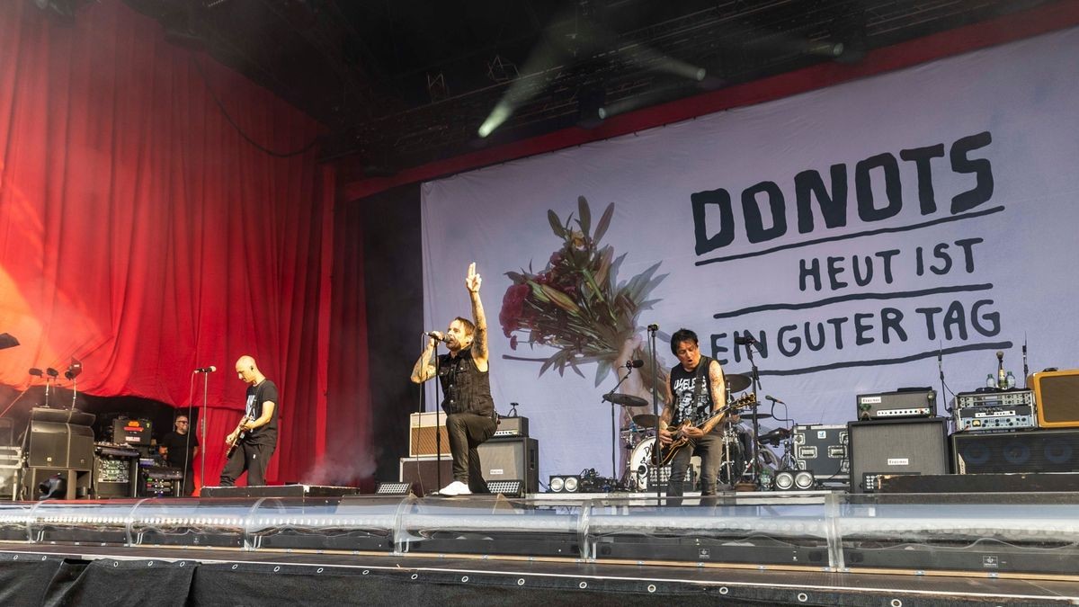 Als Vorband traten The Donots auf.