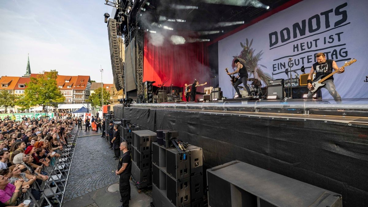 Als Vorband traten The Donots auf.