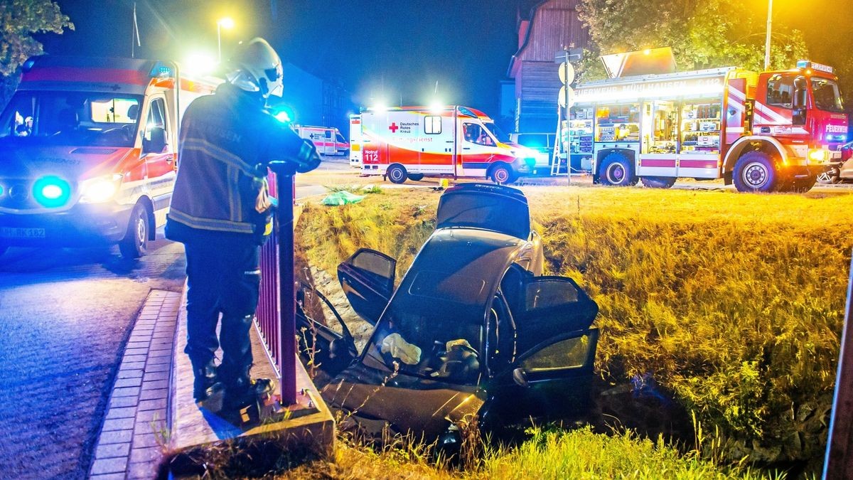 Der Audi kam erst im Bachlauf zum Stehen.