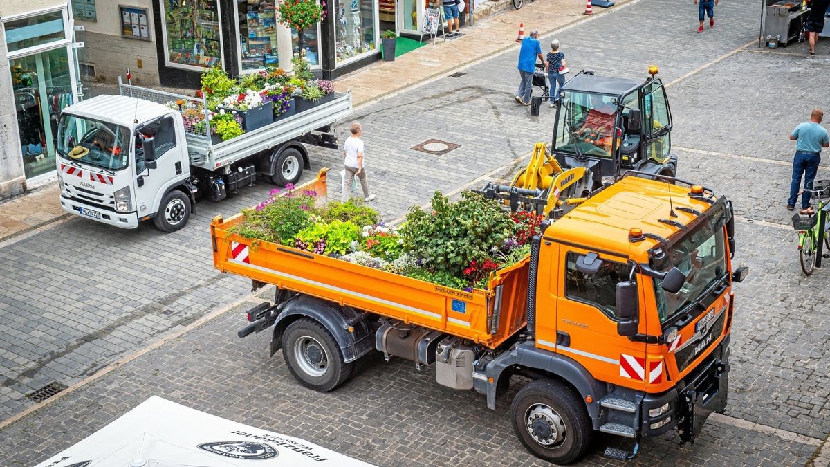 Der Bauhof transportierte in dieser Woche Pflanzkübel vom Seteinweg.