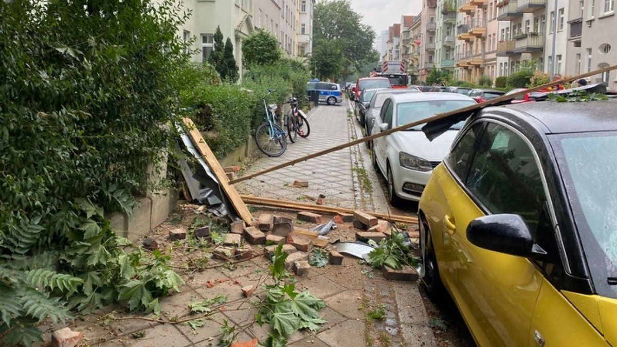 Glücklicherweise waren zum Zeitpunkt des Absturzes keine Fußgänger auf dem Gehweg unterwegs.