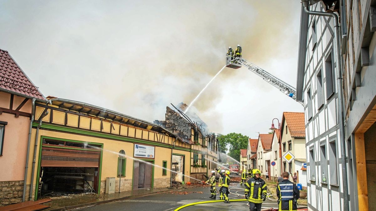 300 Einsatzkräfte kämpften gegen die Flammen in Bothenheilingen. Die Löschwasserversorgung brach zwischenzeitlich komplett zusammen. 