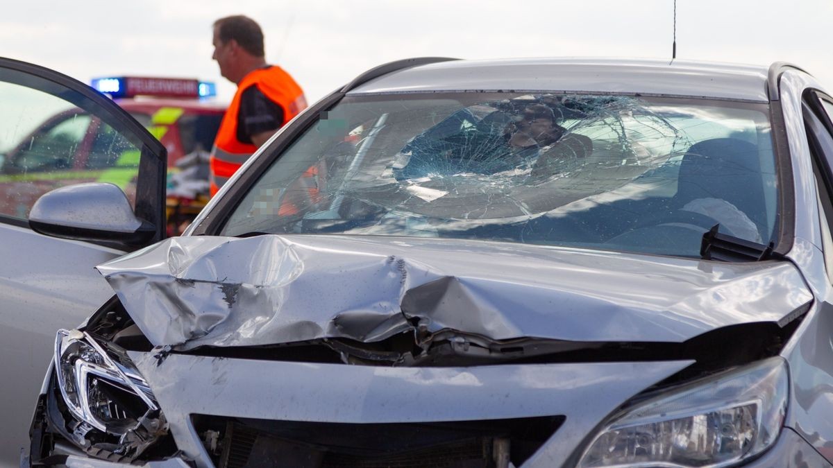 Der Biker sei daraufhin auf die Windschutzscheibe gekracht und durch die Luft geschleudert worden. 