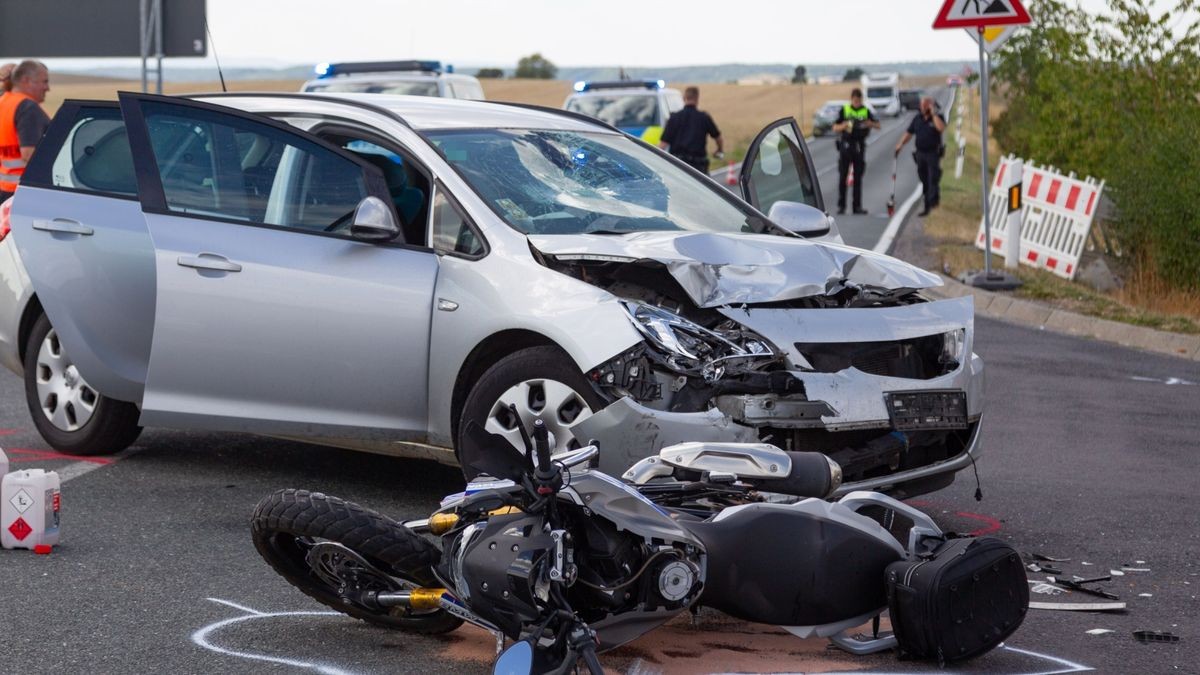 Laut ersten Informationen hat eine 44-jährige Autofahrerin beim Linksabbiegen mehrere Motorräder, die von Milz in Richtung Eicha fuhren, übersehen. 