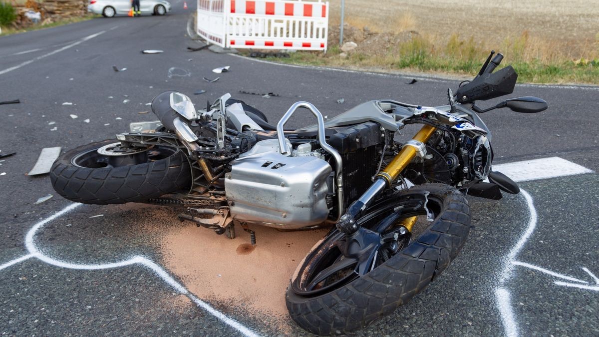 Sie stieß frontal mit dem ersten Fahrer zusammen. 