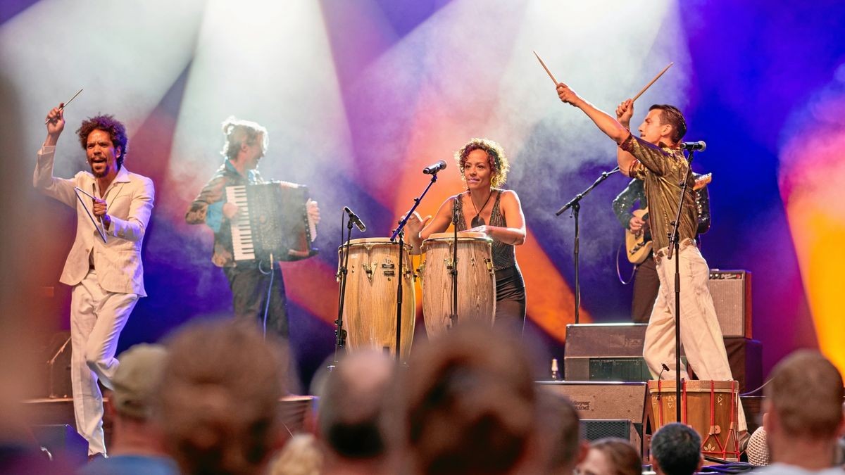 Mit der Band Ayom eroberten afro-brasilianische Rhythmen die Bühne der Jenaer Kulturarena.