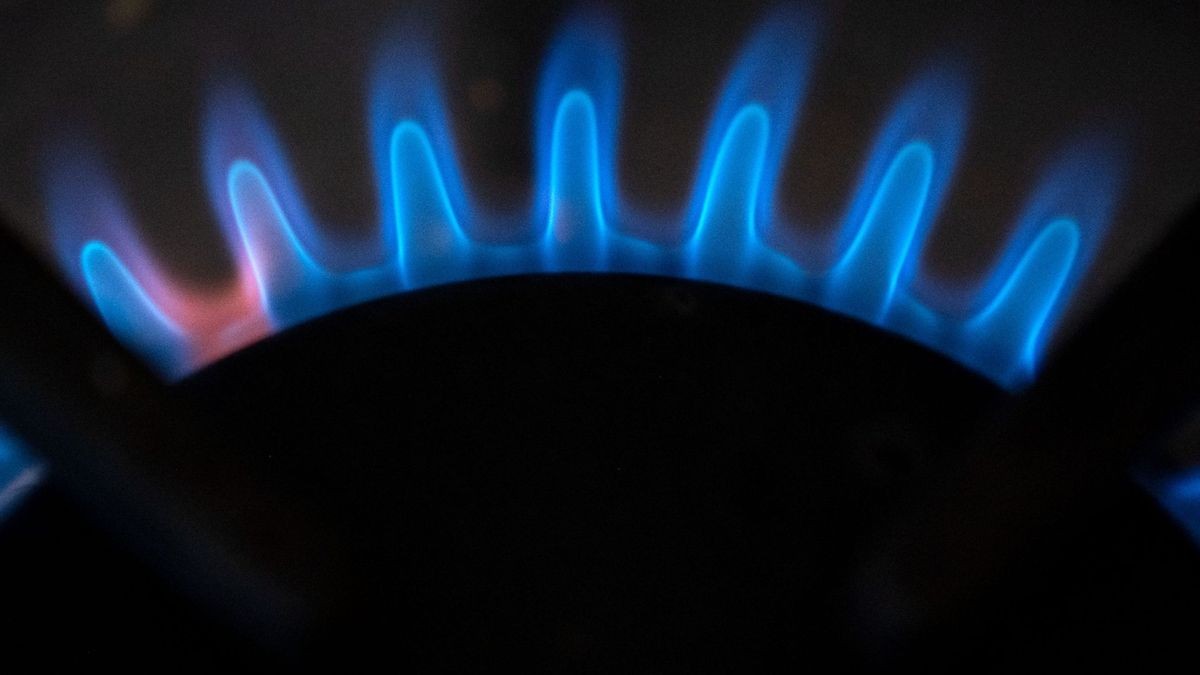 Zur Entlastung der Gas-Kunden will die Bundesregierung die Mehrwertsteuer auf Erdgas auf 7 Prozent senken. Laut YouGov-Umfrage wollen die meisten Verbraucher dennoch Gas einsparen.