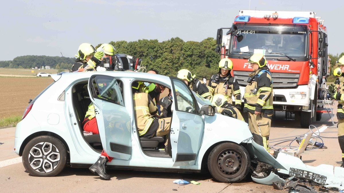 Ein Auto ist Montagvormittag auf der A4 mit einem Kleintransporter zusammengestoßen.