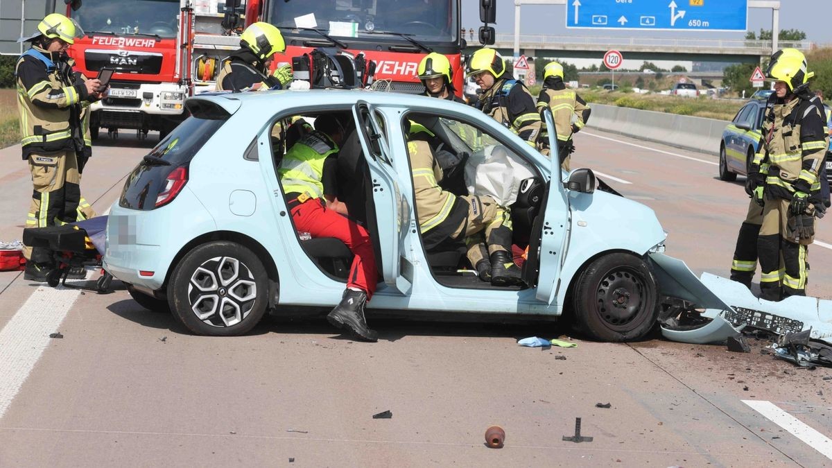 Ein Auto ist Montagvormittag auf der A4 mit einem Kleintransporter zusammengestoßen. Ein 71-Jähriger verstarb noch am Unfallort.