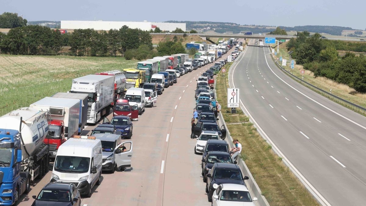 Ein Auto ist Montagvormittag auf der A4 mit einem Kleintransporter zusammengestoßen. Ein 71-Jähriger verstarb noch am Unfallort.