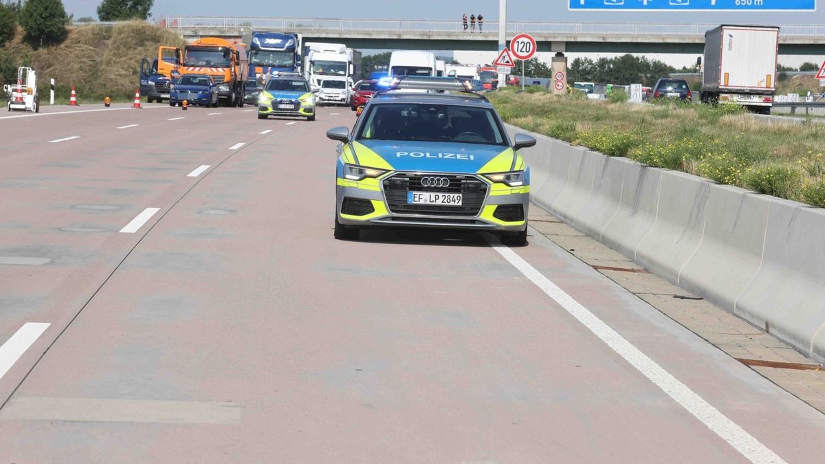 Ein Auto ist Montagvormittag auf der A4 mit einem Kleintransporter zusammengestoßen. Ein 71-Jähriger verstarb noch am Unfallort.