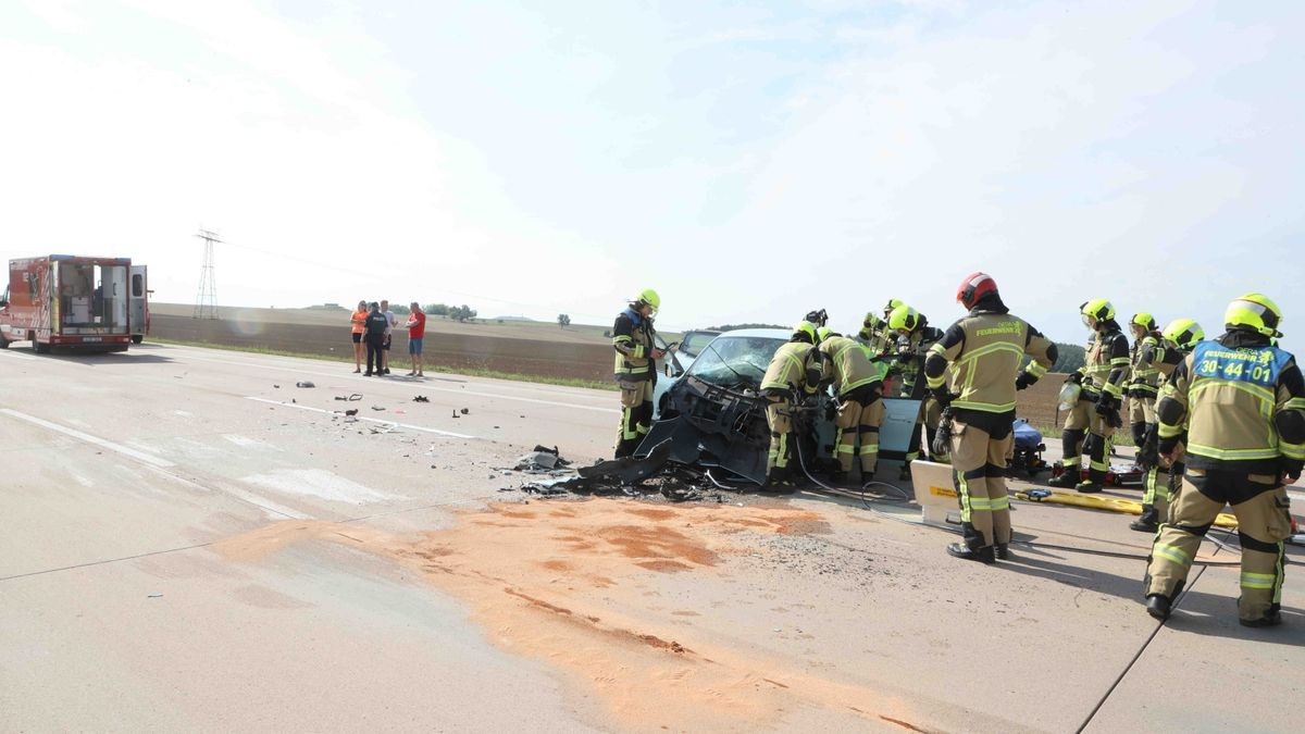 Ein Auto ist Montagvormittag auf der A4 mit einem Kleintransporter zusammengestoßen. Ein 71-Jähriger verstarb noch am Unfallort.