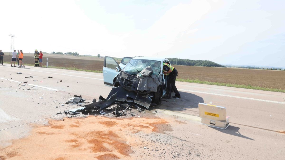 Hinter dem Lkw wiederum fuhr ein Auto, das den Zusammenstoß bemerkt hatte und nach links auswich, wo es mit dem liegegebliebenen Transporter kollidierte.