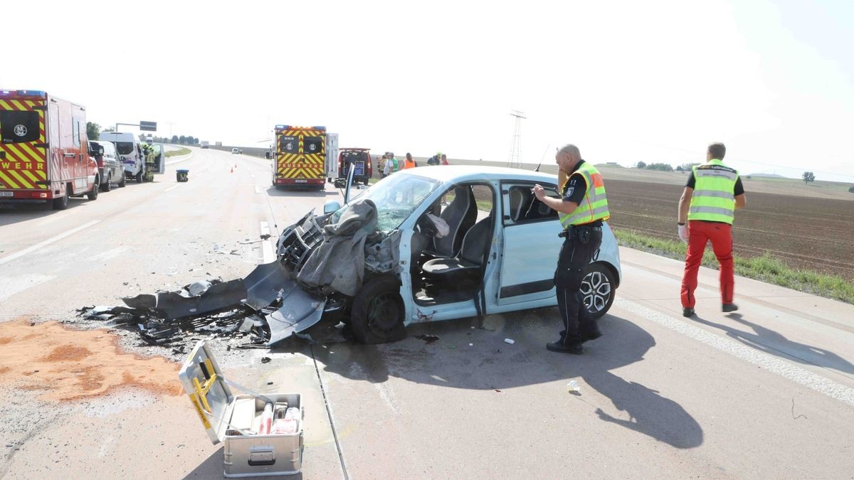 Wie die Autobahnpolizeiinspektion auf Nachfrage mitteilt, ist ein Auto mit einem Kleintransporter zusammengestoßen.