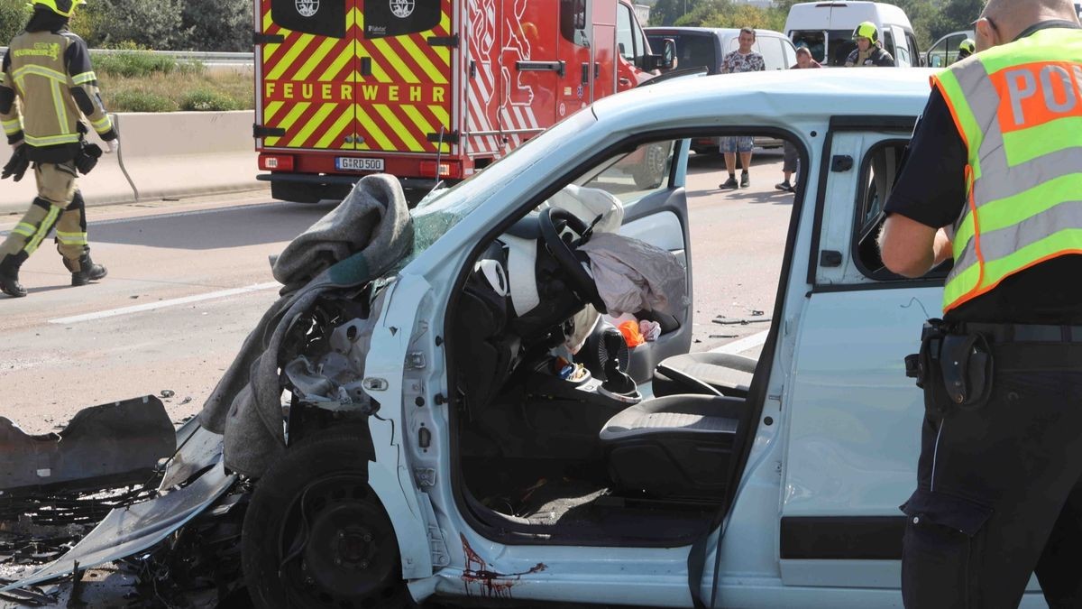 Ein hinter ihm fahrender Wagen wich nach rechts aus und prallte dort mit einem Lkw zusammen.