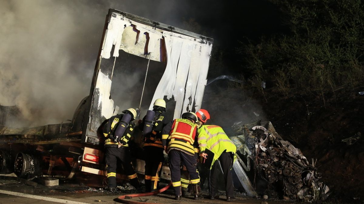 Ein Lkw war hier mit einem Pkw kollidiert. 