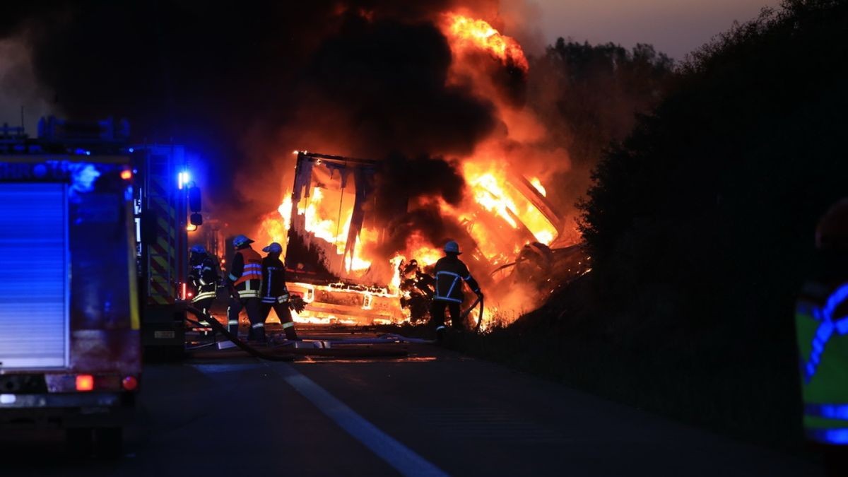 Die Autobahn zwischen Nordhausen und Nordhausen-West musste für Stunden in beiden Richtungen gesperrt werden.