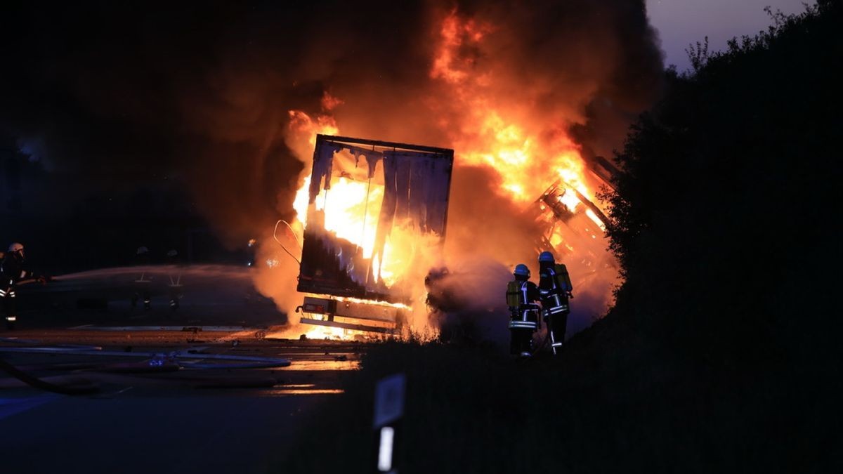 Das Feuer griff vom Unfallort auf die Böschung über. 