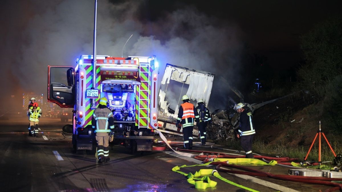 Die Fahrzeuge gingen in Flammen auf.