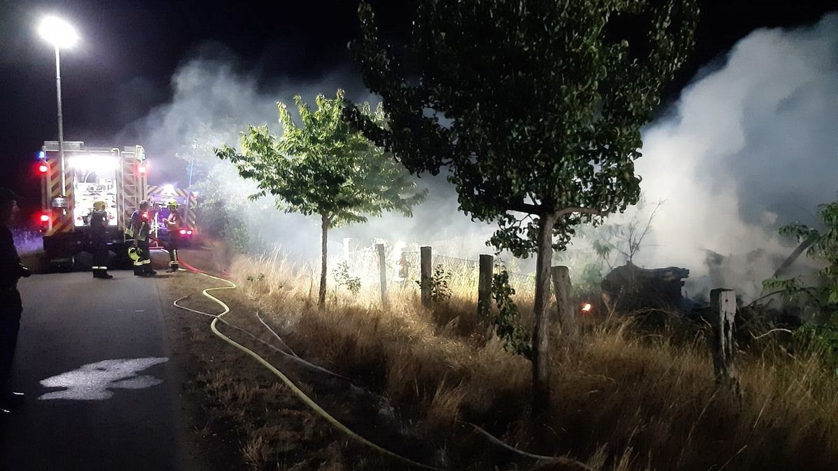 Gegen 23 Uhr konnten alle Einsatzkräfte die Einsatzstelle verlassen. 