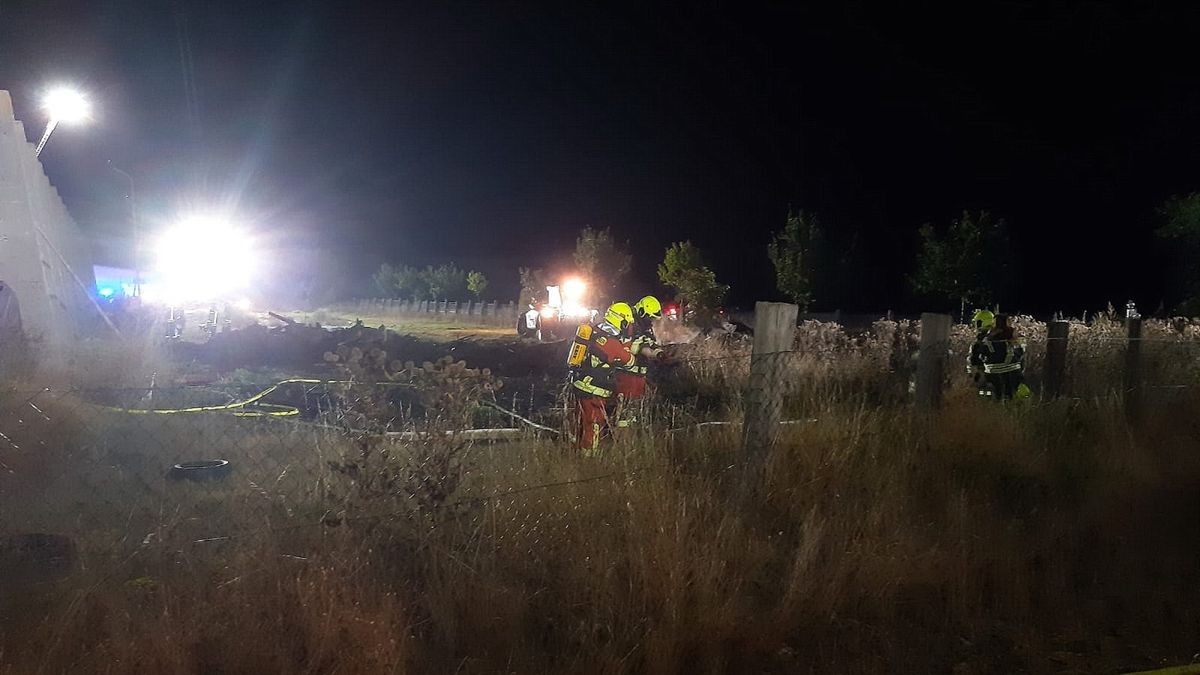 Durch den Einsatz mehrerer Strahlrohre sowie der Aufbau einer Riegelstellung konnte das Übergreifen der Flammen verhindert werden. 