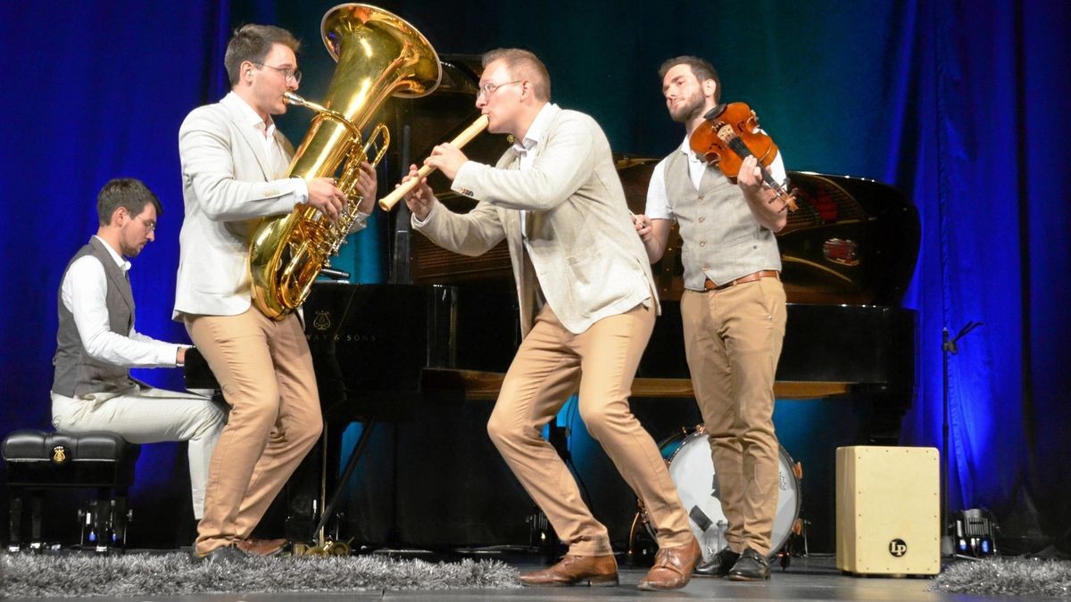 Flötist David Hanke, Bratschist Lukas Hanke, Pianist und Cajonspieler Jonathan Hanke, Geiger und Tubaspieler Fabian Hanke brachten kleinen Kindern große Klassik bei.