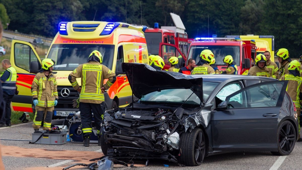 An den Unfallwagen entstand laut Polizei wirtschaftlicher Totalschaden in Höhe von 25.000 Euro. 