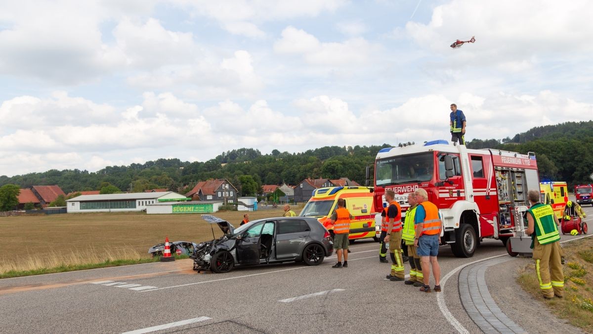 Ein 72-Jähriger wurde im Auto eingeklemmt und musste von der Feuerwehr aus dem Fahrzeug befreit werden. Laut Polizei starb er später im Krankenhaus. 