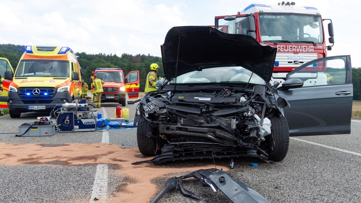 An den Unfallwagen entstand laut Polizei wirtschaftlicher Totalschaden in Höhe von 25.000 Euro. 