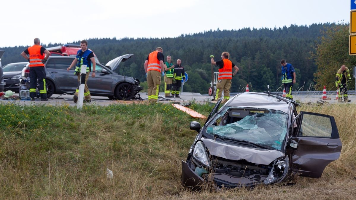 Am Donnerstagvormittag kam es an einer Kreuzung bei Ratscher (Stadt Schleusingen im Landkreis Hildburghausen zu einem Zusammenstoß zweier Autos. 