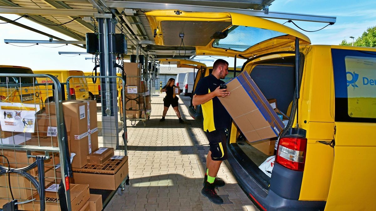 Die Sendung Wird Für Die Verladung Ins Zustellfahrzeug Vorbereitet www.thueringer-allgemeine.de