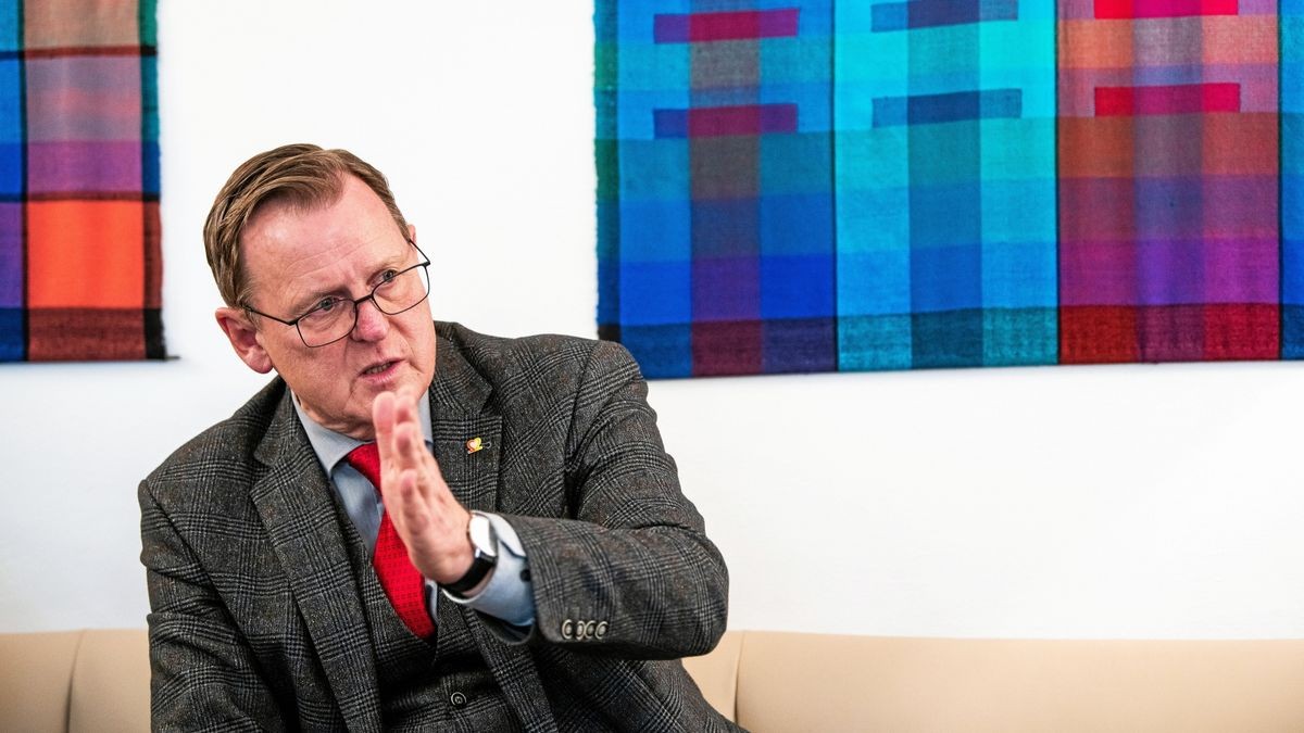 Ministerpräsident Bodo Ramelow (Linke) in seinem Büro in der Thüringer Staatskanzlei während eines früheren Interviews mit dieser Redaktion im November 2021.