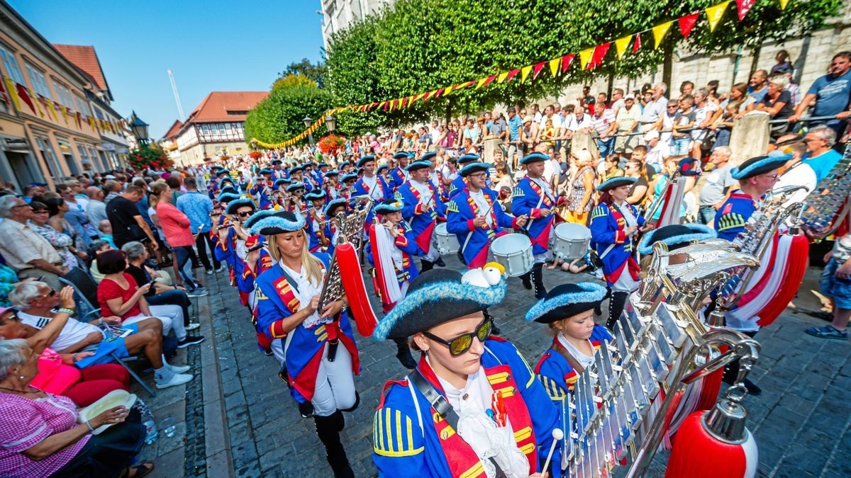 Tausende verfolgen am Kirmessonntag den Umzug zur Mühlhäuser Stadtkirmes, wie hier im Jahr 2019 an der Marienkirche. 