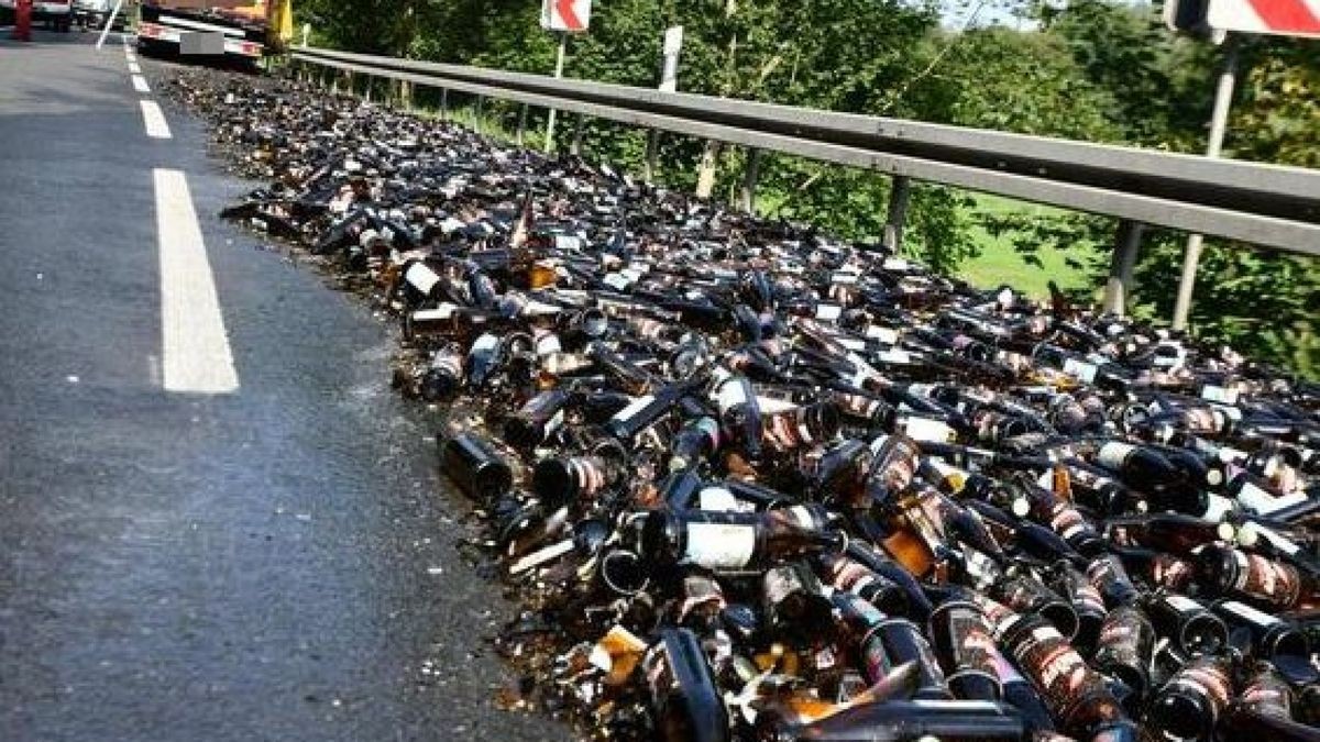 Die Ladung verteilte sich auf der Straße.