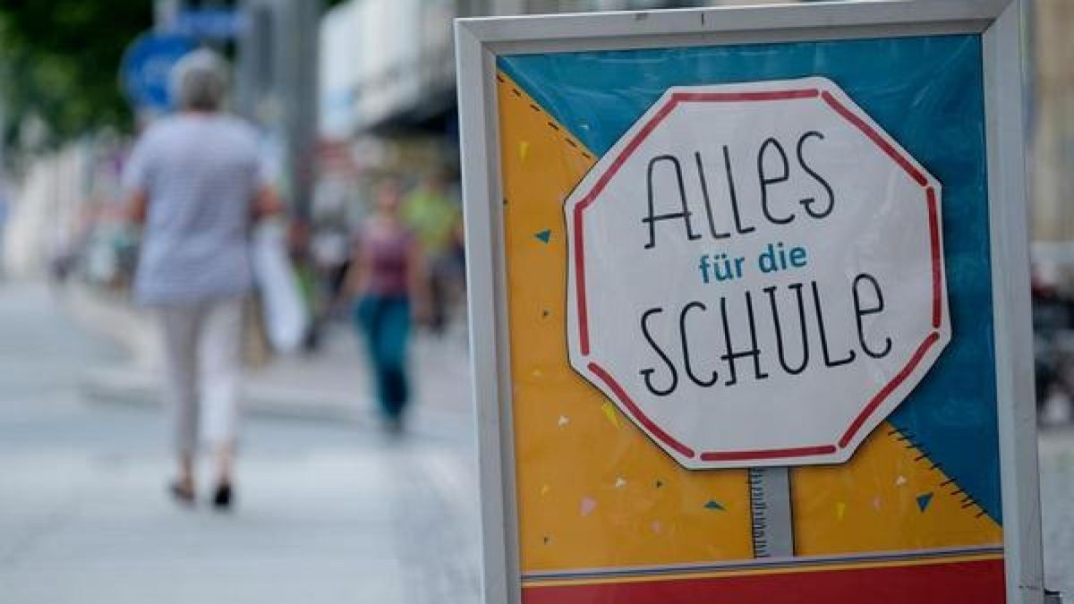 Vor einem Geschäft für Schreibwaren steht ein Schild mit der Aufschrift 