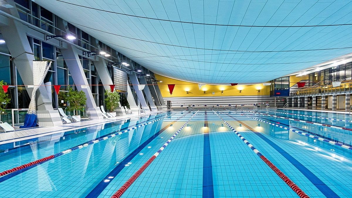 Blick in die Roland-Matthes-Schwimmhalle.