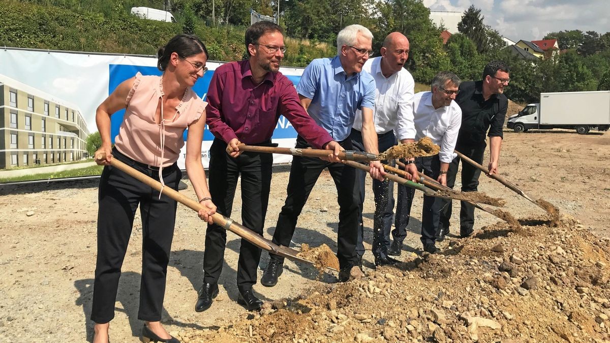 Erster Spatenstich für das neue Microverse-Center unterm Beutenberg am Freitag. Von links Infrastruktur-Staatssekretärin Barbara Schönig, OB Thomas Nitzsche, Cluster-Sprecher Axel Brakhage, Minister Wolfgang Tiefensee, Uni-Präsident Walter Rosenthal und Architekt Michael Rommel. Links im Hintergrund ein Poster, das den künftigen Neubau zeigt.