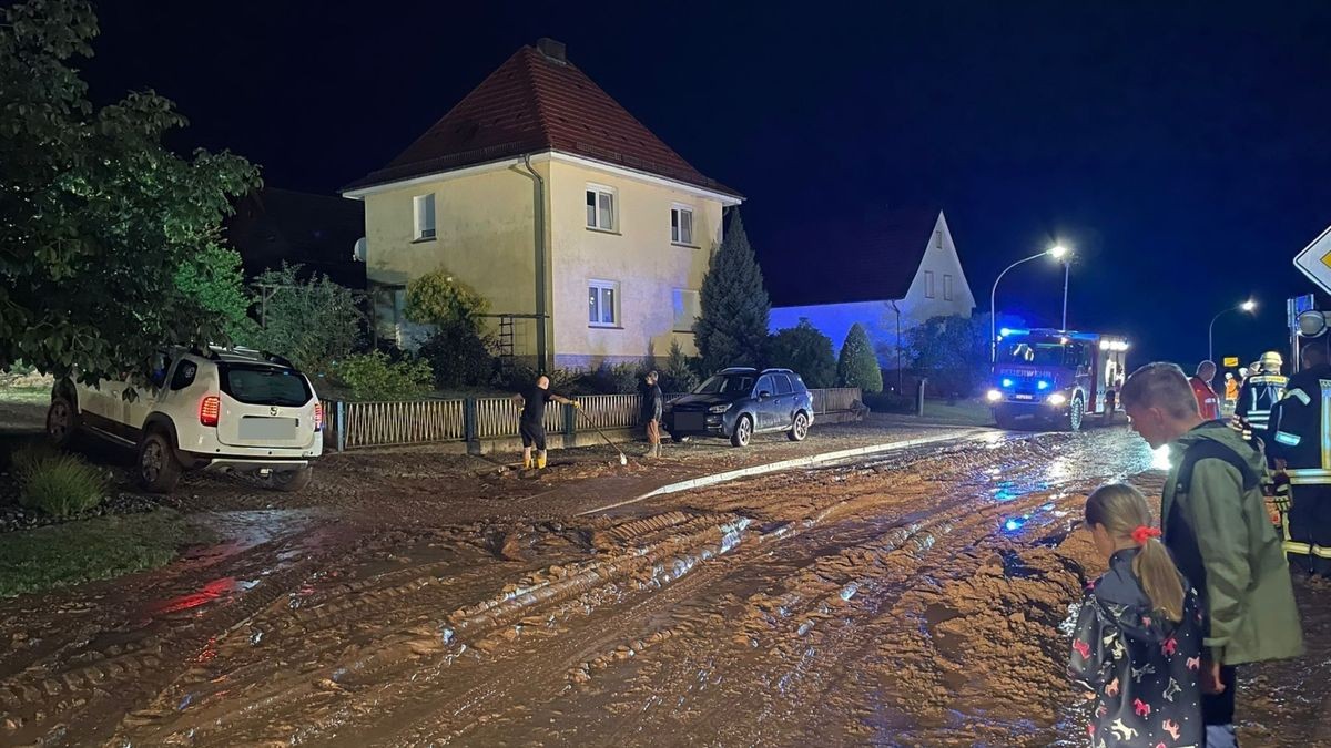 Nach starken Regenfällen ist das Dorf Jützenbach im Eichsfeld von einer Lawine aus rotem Schlamm überschwemmt worden.