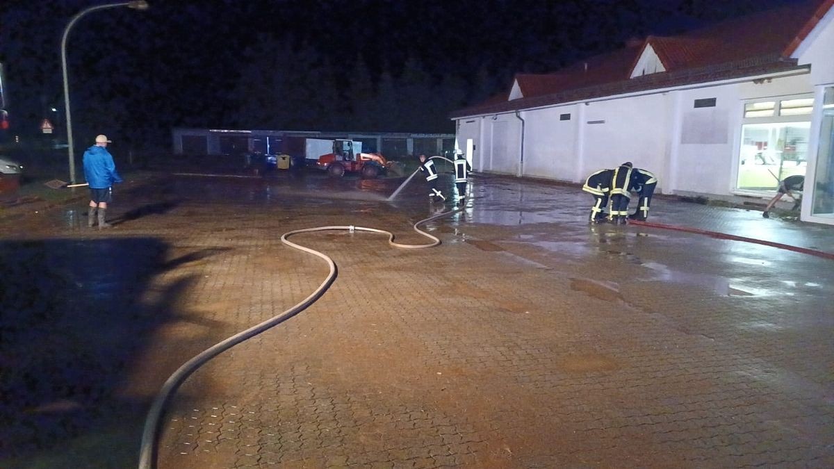 Die extremen Wassermassen, die in kürzester Zeit niedergingen, konnten der Bach sowie die Kanalisation nicht aufnehmen.