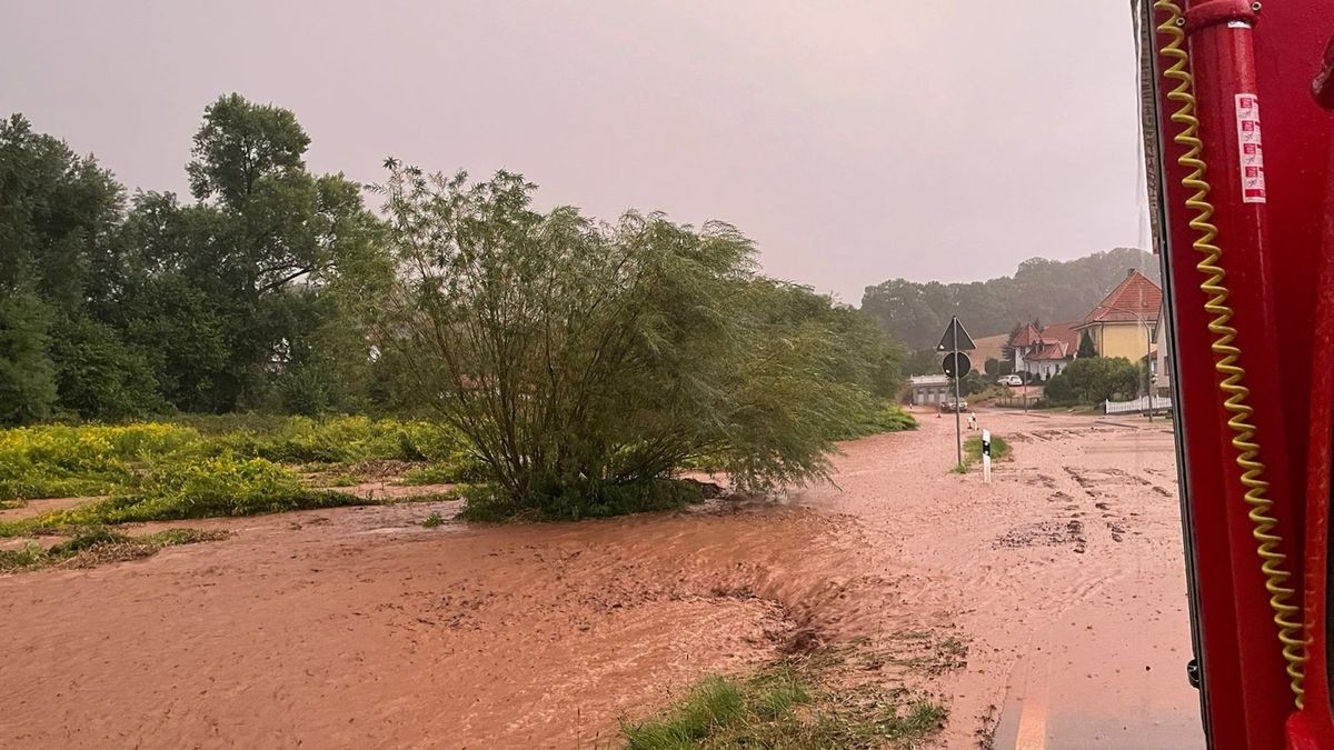 Nach einem Gewitter mit sintflutartigen Niederschlägen hat sich am Freitagabend eine Schlammlawine durch die ganze Ortschaft Jützenbach im Eichsfeld gewälzt.