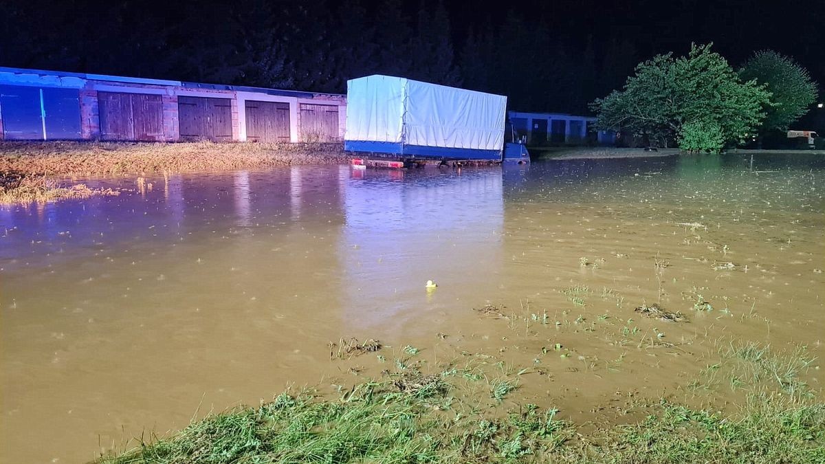 Mehrere Straßen standen unter Wasser. Die Feuerwehr war bis in die Nacht mit den Aufräumarbeiten beschäftigt.