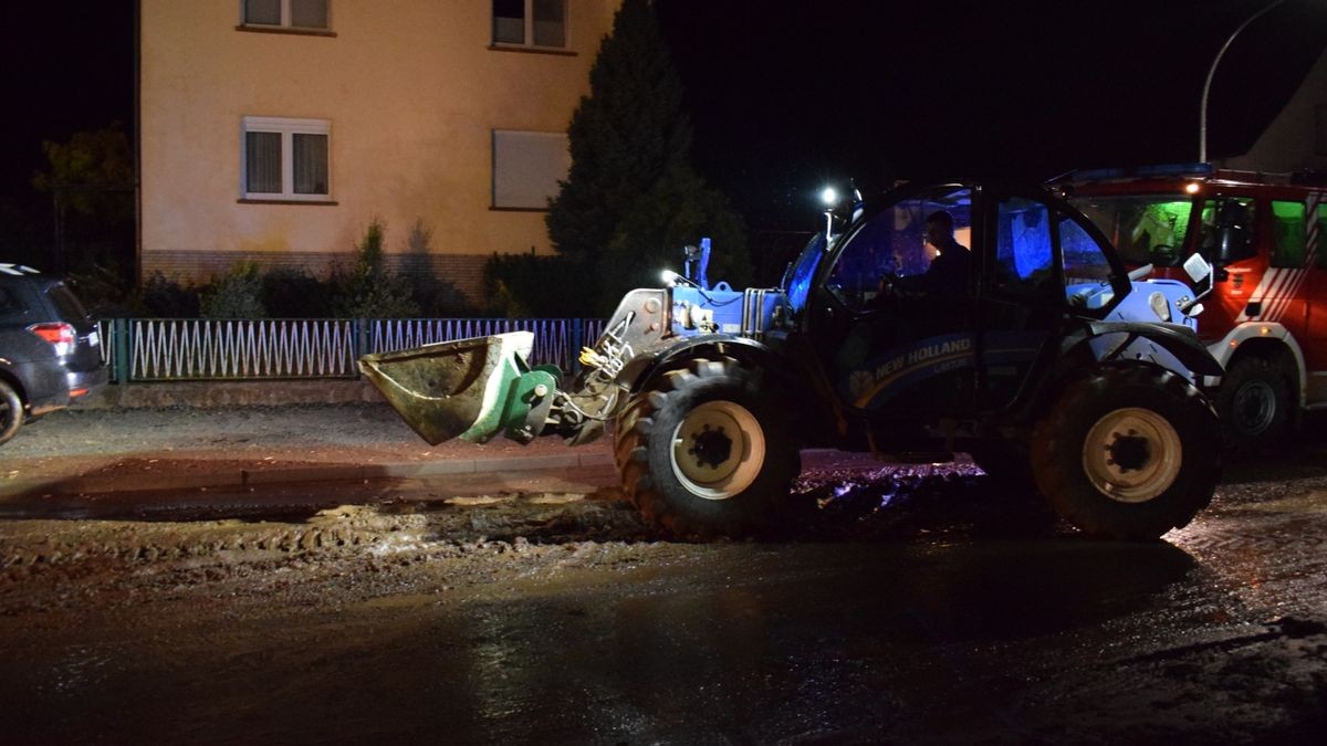 Nach starken Regenfällen ist das Dorf Jützenbach im Eichsfeld von einer Lawine aus rotem Schlamm überschwemmt worden.